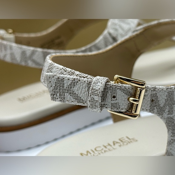 Michael Kors Vanilla Thong Sandals NIB - Picture 9 of 13